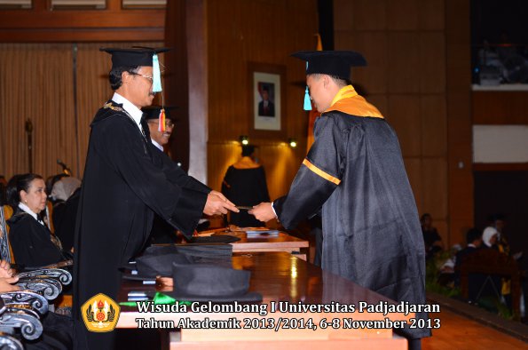 wisuda-unpad-gel-i-ta-2013_2014-fakultas-ilmu-budaya-oleh-dekan-038