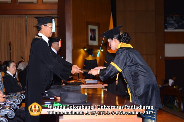 wisuda-unpad-gel-i-ta-2013_2014-fakultas-ilmu-budaya-oleh-dekan-039