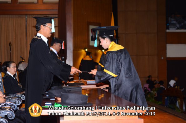 wisuda-unpad-gel-i-ta-2013_2014-fakultas-ilmu-budaya-oleh-dekan-040