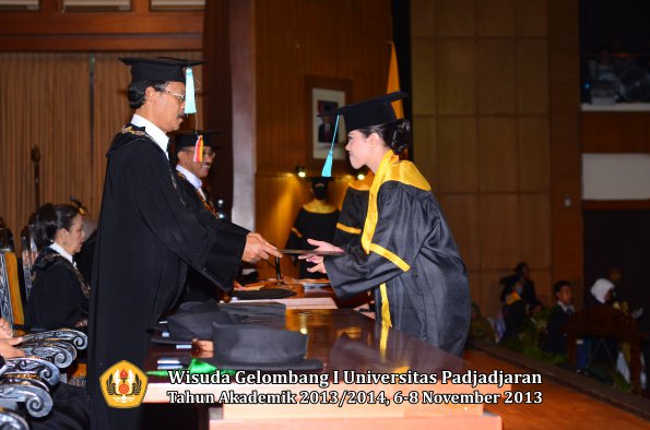 wisuda-unpad-gel-i-ta-2013_2014-fakultas-ilmu-budaya-oleh-dekan-041