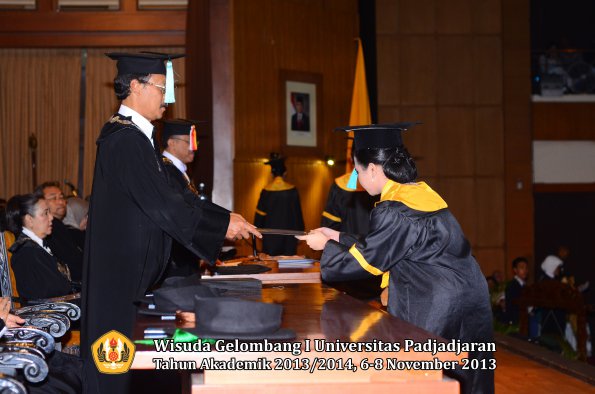 wisuda-unpad-gel-i-ta-2013_2014-fakultas-ilmu-budaya-oleh-dekan-042