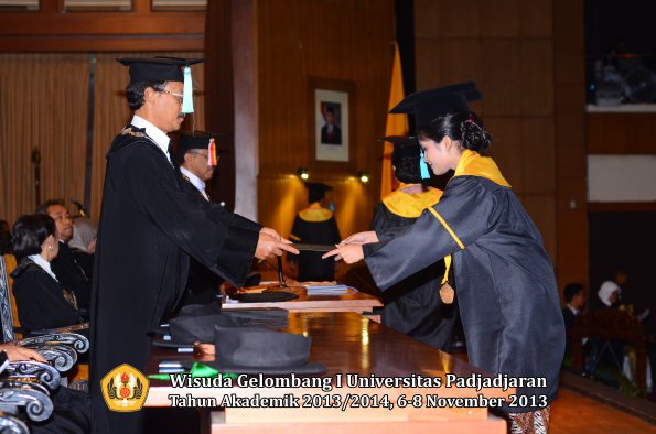 wisuda-unpad-gel-i-ta-2013_2014-fakultas-ilmu-budaya-oleh-dekan-043