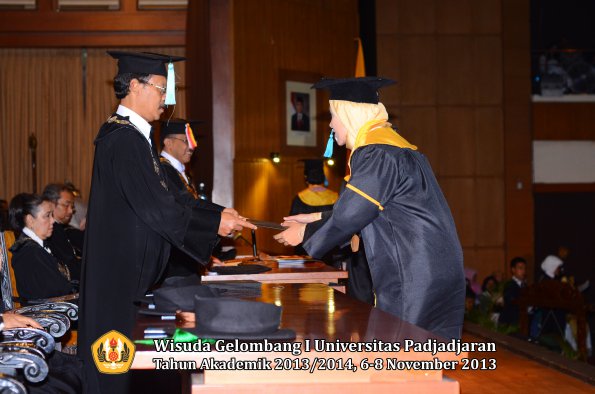 wisuda-unpad-gel-i-ta-2013_2014-fakultas-ilmu-budaya-oleh-dekan-044