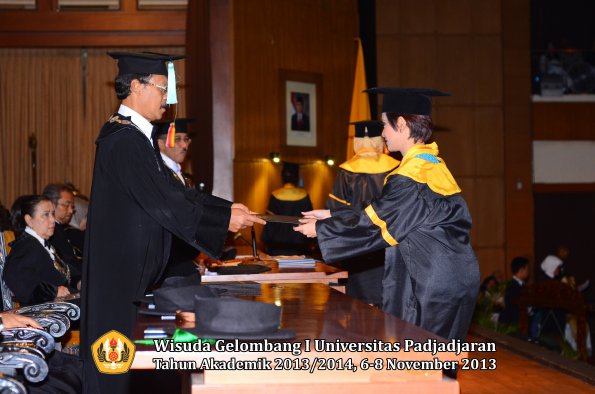 wisuda-unpad-gel-i-ta-2013_2014-fakultas-ilmu-budaya-oleh-dekan-045