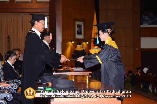 wisuda-unpad-gel-i-ta-2013_2014-fakultas-ilmu-budaya-oleh-dekan-046