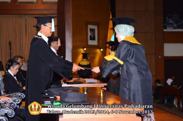 wisuda-unpad-gel-i-ta-2013_2014-fakultas-ilmu-budaya-oleh-dekan-047