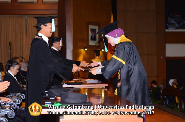 wisuda-unpad-gel-i-ta-2013_2014-fakultas-ilmu-budaya-oleh-dekan-048