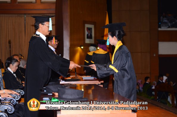 wisuda-unpad-gel-i-ta-2013_2014-fakultas-ilmu-budaya-oleh-dekan-049