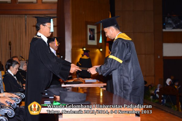 wisuda-unpad-gel-i-ta-2013_2014-fakultas-ilmu-budaya-oleh-dekan-050