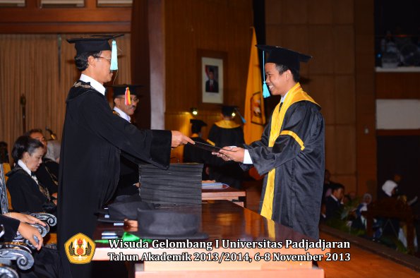 wisuda-unpad-gel-i-ta-2013_2014-fakultas-ilmu-budaya-oleh-dekan-051