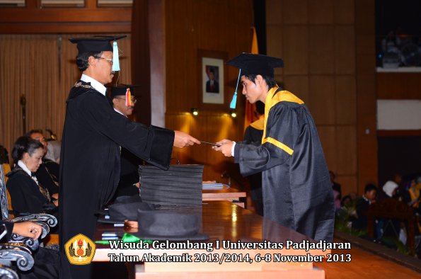 wisuda-unpad-gel-i-ta-2013_2014-fakultas-ilmu-budaya-oleh-dekan-052