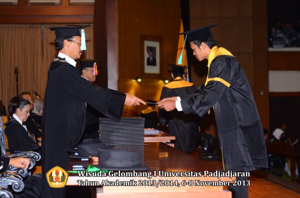 wisuda-unpad-gel-i-ta-2013_2014-fakultas-ilmu-budaya-oleh-dekan-053