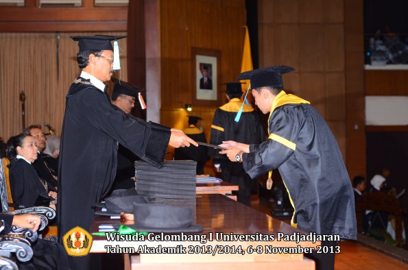 wisuda-unpad-gel-i-ta-2013_2014-fakultas-ilmu-budaya-oleh-dekan-054