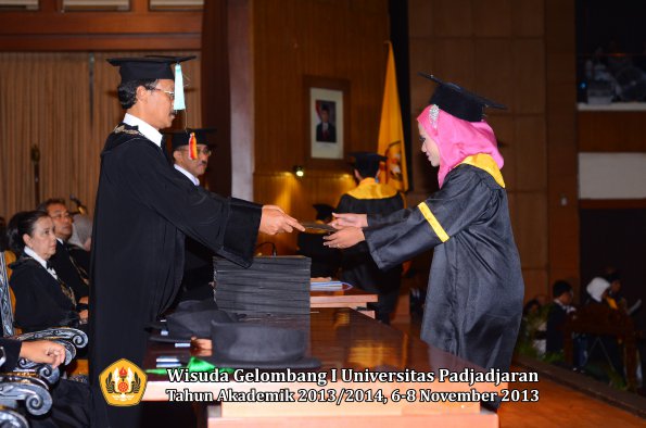 wisuda-unpad-gel-i-ta-2013_2014-fakultas-ilmu-budaya-oleh-dekan-055