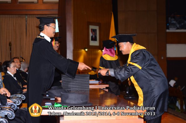 wisuda-unpad-gel-i-ta-2013_2014-fakultas-ilmu-budaya-oleh-dekan-056