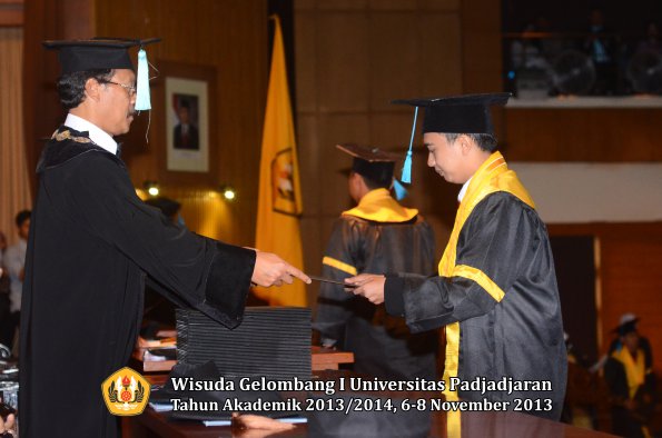 wisuda-unpad-gel-i-ta-2013_2014-fakultas-ilmu-budaya-oleh-dekan-057