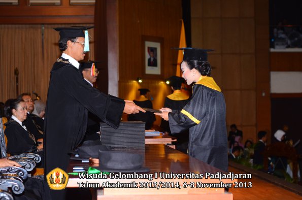 wisuda-unpad-gel-i-ta-2013_2014-fakultas-ilmu-budaya-oleh-dekan-058