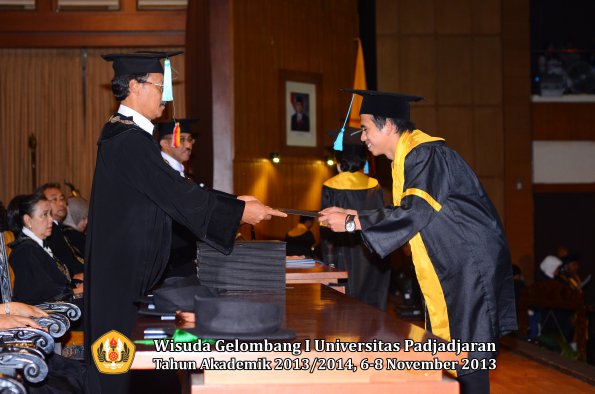 wisuda-unpad-gel-i-ta-2013_2014-fakultas-ilmu-budaya-oleh-dekan-059