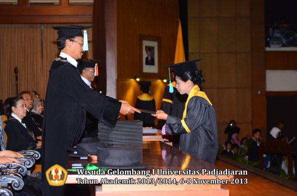 wisuda-unpad-gel-i-ta-2013_2014-fakultas-ilmu-budaya-oleh-dekan-060