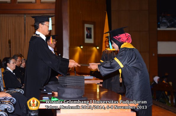 wisuda-unpad-gel-i-ta-2013_2014-fakultas-ilmu-budaya-oleh-dekan-073