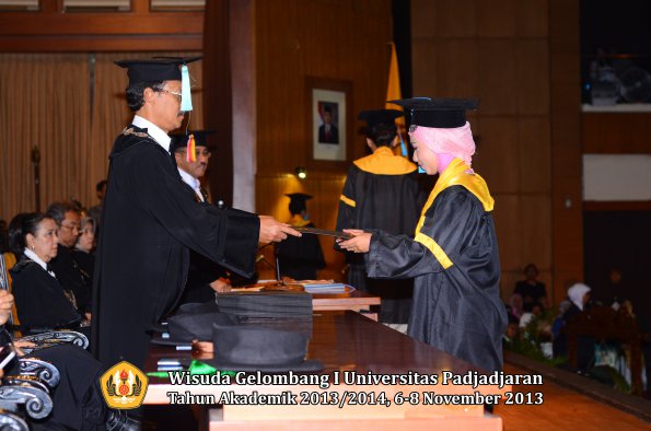 wisuda-unpad-gel-i-ta-2013_2014-fakultas-ilmu-budaya-oleh-dekan-082