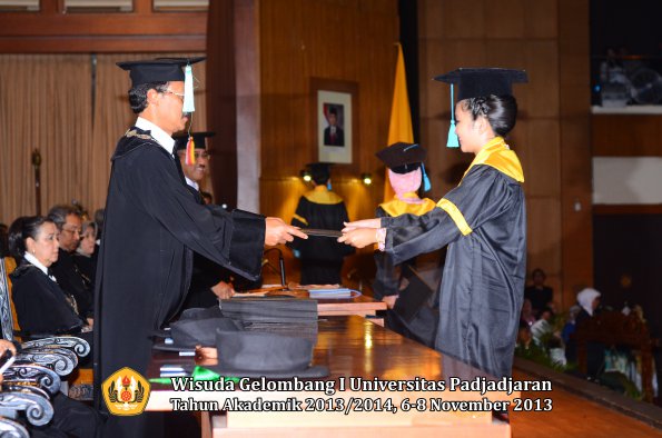 wisuda-unpad-gel-i-ta-2013_2014-fakultas-ilmu-budaya-oleh-dekan-083