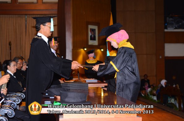 wisuda-unpad-gel-i-ta-2013_2014-fakultas-ilmu-budaya-oleh-dekan-084