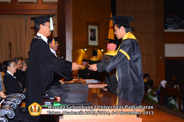 wisuda-unpad-gel-i-ta-2013_2014-fakultas-ilmu-budaya-oleh-dekan-085