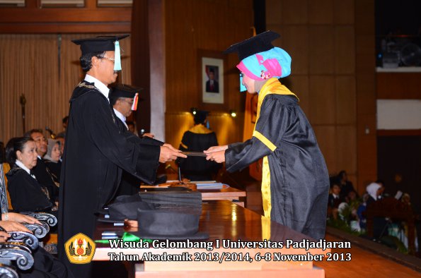 wisuda-unpad-gel-i-ta-2013_2014-fakultas-ilmu-budaya-oleh-dekan-086