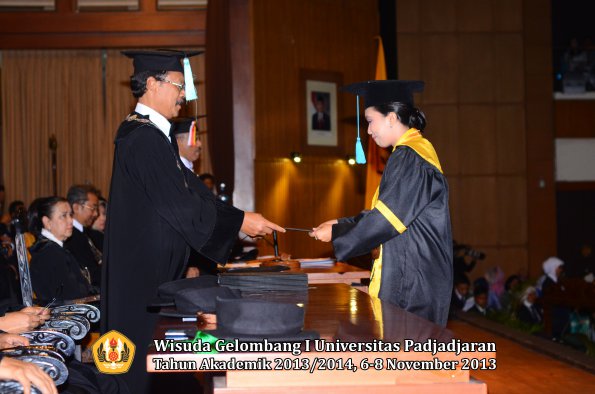 wisuda-unpad-gel-i-ta-2013_2014-fakultas-ilmu-budaya-oleh-dekan-087