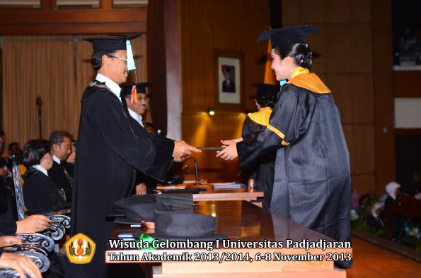 wisuda-unpad-gel-i-ta-2013_2014-fakultas-ilmu-budaya-oleh-dekan-088