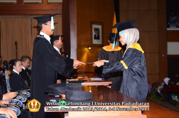 wisuda-unpad-gel-i-ta-2013_2014-fakultas-ilmu-budaya-oleh-dekan-089