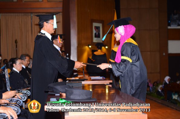 wisuda-unpad-gel-i-ta-2013_2014-fakultas-ilmu-budaya-oleh-dekan-090