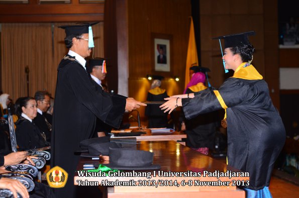 wisuda-unpad-gel-i-ta-2013_2014-fakultas-ilmu-budaya-oleh-dekan-091