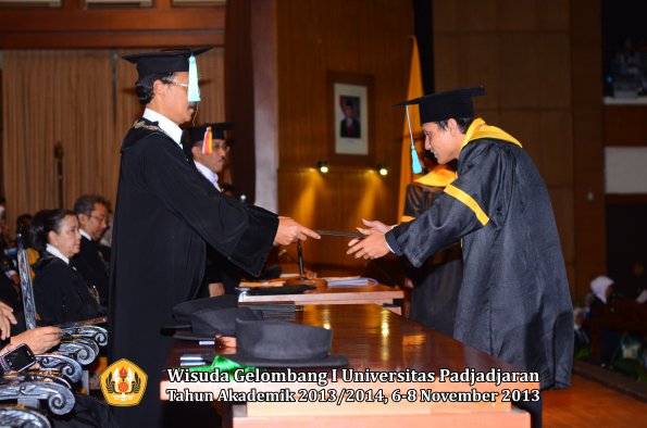 wisuda-unpad-gel-i-ta-2013_2014-fakultas-ilmu-budaya-oleh-dekan-094