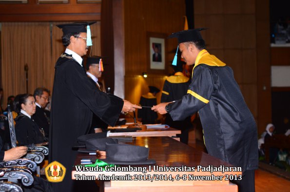 wisuda-unpad-gel-i-ta-2013_2014-fakultas-ilmu-budaya-oleh-dekan-096