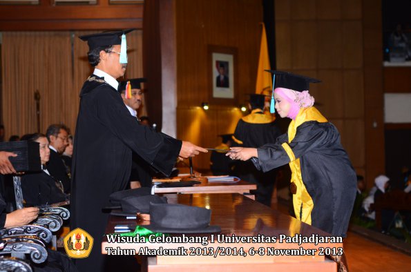 wisuda-unpad-gel-i-ta-2013_2014-fakultas-ilmu-budaya-oleh-dekan-100