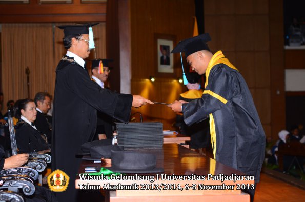 wisuda-unpad-gel-i-ta-2013_2014-fakultas-ilmu-budaya-oleh-dekan-101