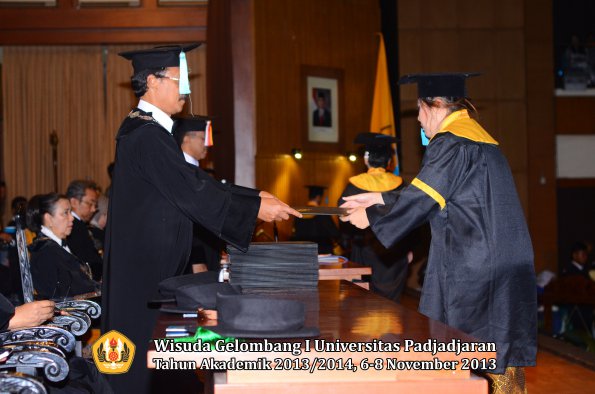 wisuda-unpad-gel-i-ta-2013_2014-fakultas-ilmu-budaya-oleh-dekan-105