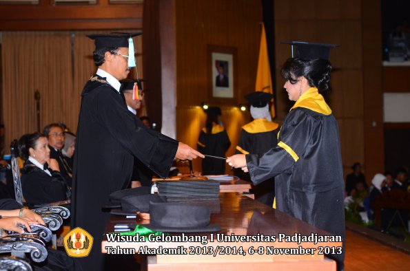 wisuda-unpad-gel-i-ta-2013_2014-fakultas-ilmu-budaya-oleh-dekan-122