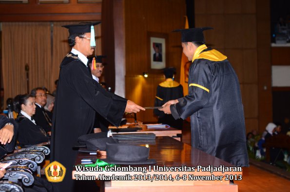 wisuda-unpad-gel-i-ta-2013_2014-fakultas-ilmu-budaya-oleh-dekan-132