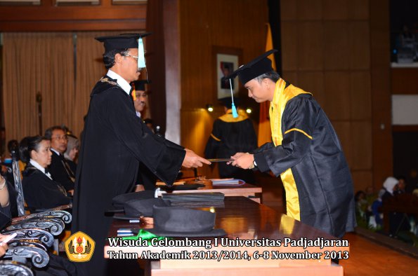 wisuda-unpad-gel-i-ta-2013_2014-fakultas-ilmu-budaya-oleh-dekan-133