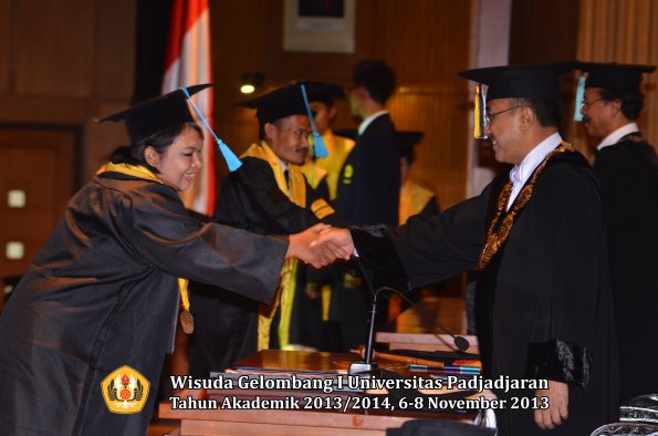 wisuda-unpad-gel-i-ta-2013_2014-fakultas-ilmu-budaya-oleh-rektor-003