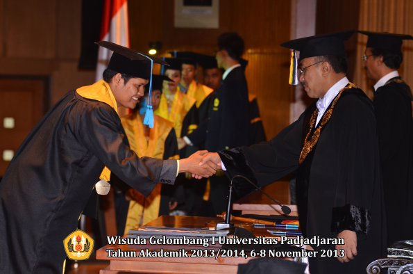 wisuda-unpad-gel-i-ta-2013_2014-fakultas-ilmu-budaya-oleh-rektor-006