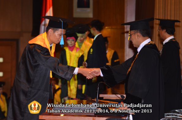 wisuda-unpad-gel-i-ta-2013_2014-fakultas-ilmu-budaya-oleh-rektor-012