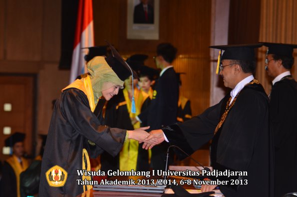 wisuda-unpad-gel-i-ta-2013_2014-fakultas-ilmu-budaya-oleh-rektor-014