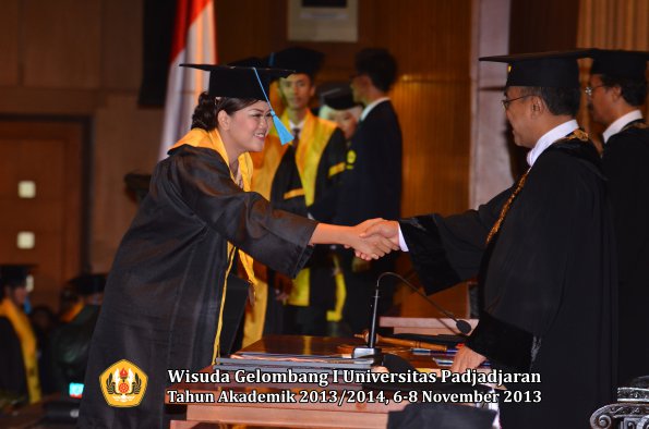 wisuda-unpad-gel-i-ta-2013_2014-fakultas-ilmu-budaya-oleh-rektor-027