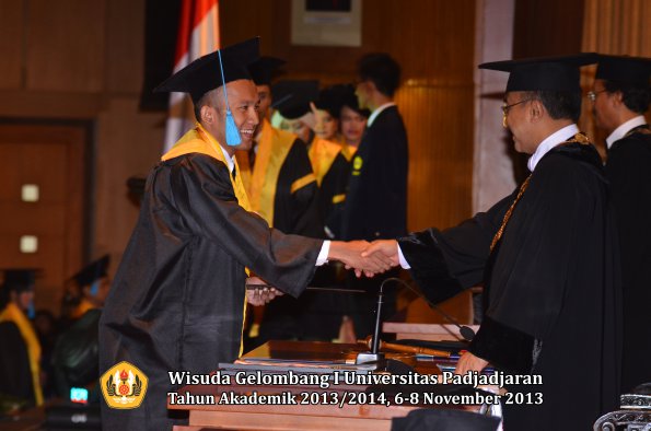 wisuda-unpad-gel-i-ta-2013_2014-fakultas-ilmu-budaya-oleh-rektor-028