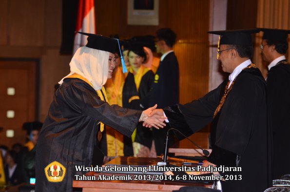 wisuda-unpad-gel-i-ta-2013_2014-fakultas-ilmu-budaya-oleh-rektor-030