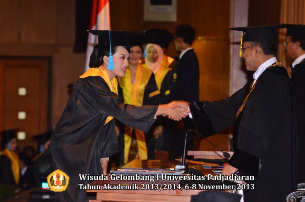 wisuda-unpad-gel-i-ta-2013_2014-fakultas-ilmu-budaya-oleh-rektor-032